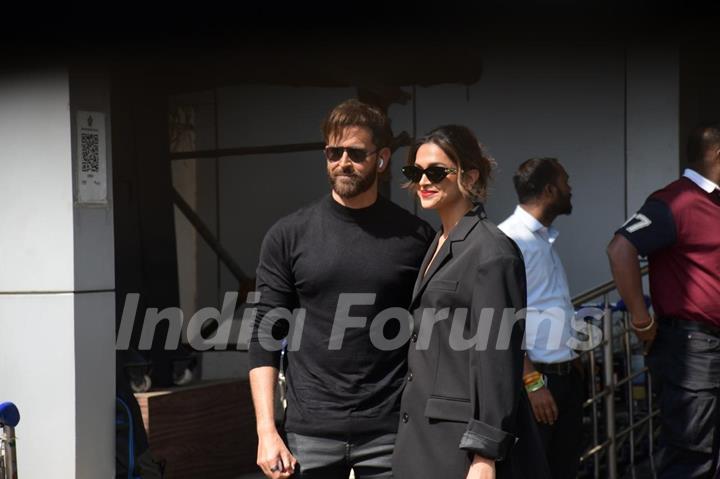 Hrithik Roshan and Deepika Padukone snapped at the Mumbai airport 