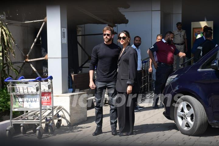 Hrithik Roshan and Deepika Padukone snapped at the Mumbai airport 