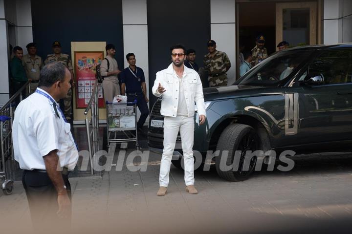 Ranbir Kapoor snapped at the Mumbai airport 