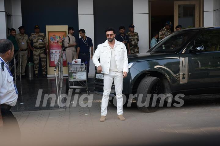 Ranbir Kapoor snapped at the Mumbai airport 