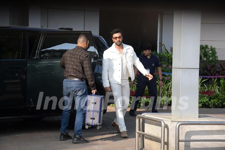 Ranbir Kapoor snapped at the Mumbai airport 