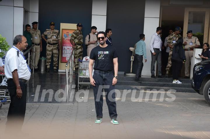 Ayushmann Khurrana snapped at the Mumbai airport 