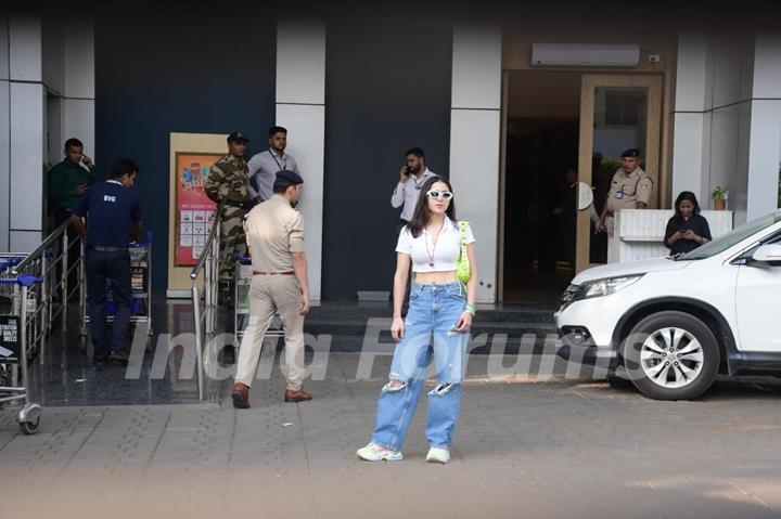 Sara Ali Khan snapped at the Mumbai airport 