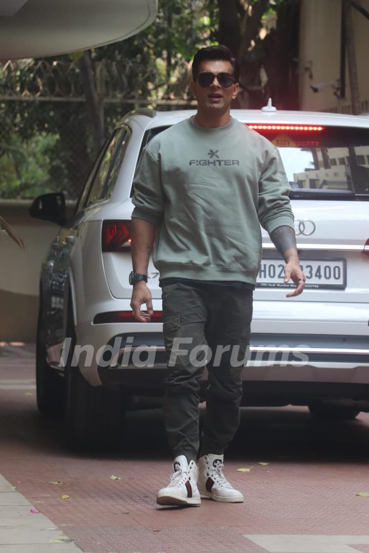 Karan Singh Grover snapped in the city 