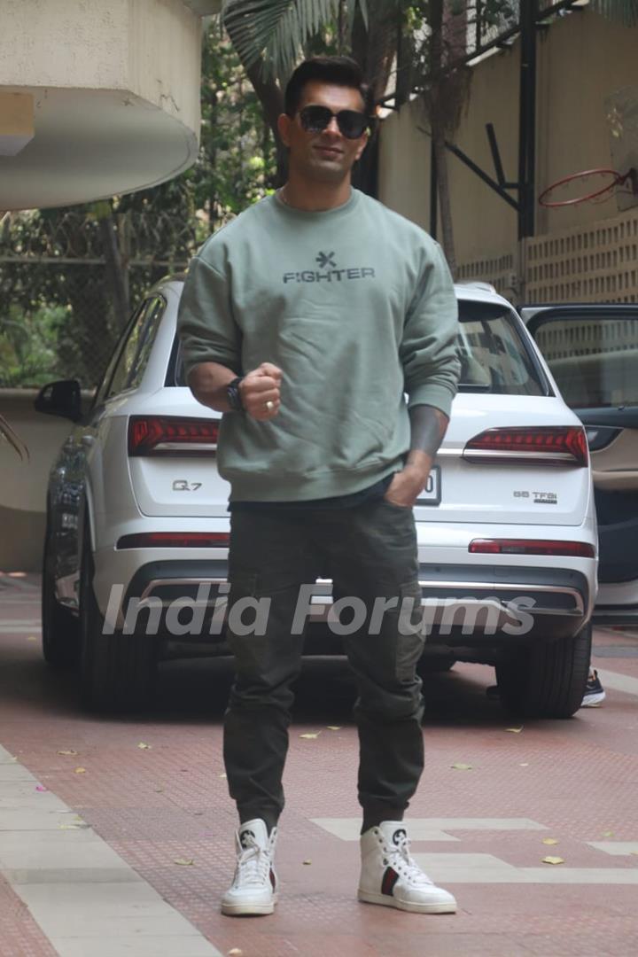 Karan Singh Grover snapped in the city 