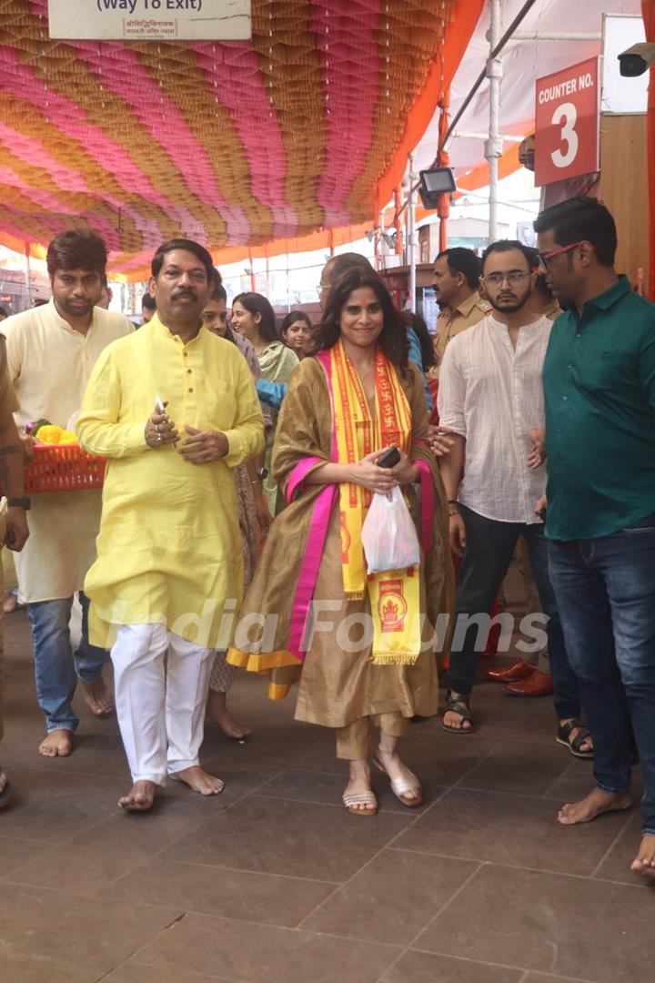 Sai Tamhankar seeking blessings at Siddhivinayak Temple 