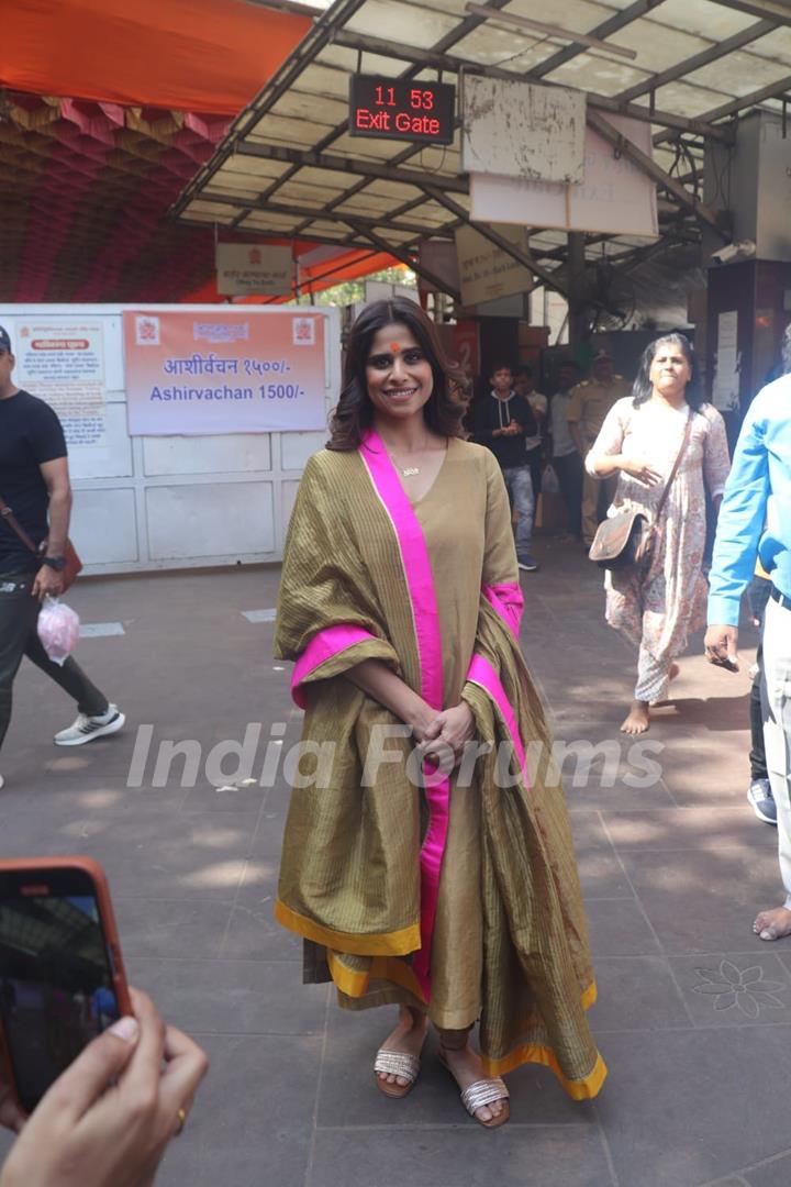 Sai Tamhankar seeking blessings at Siddhivinayak Temple 