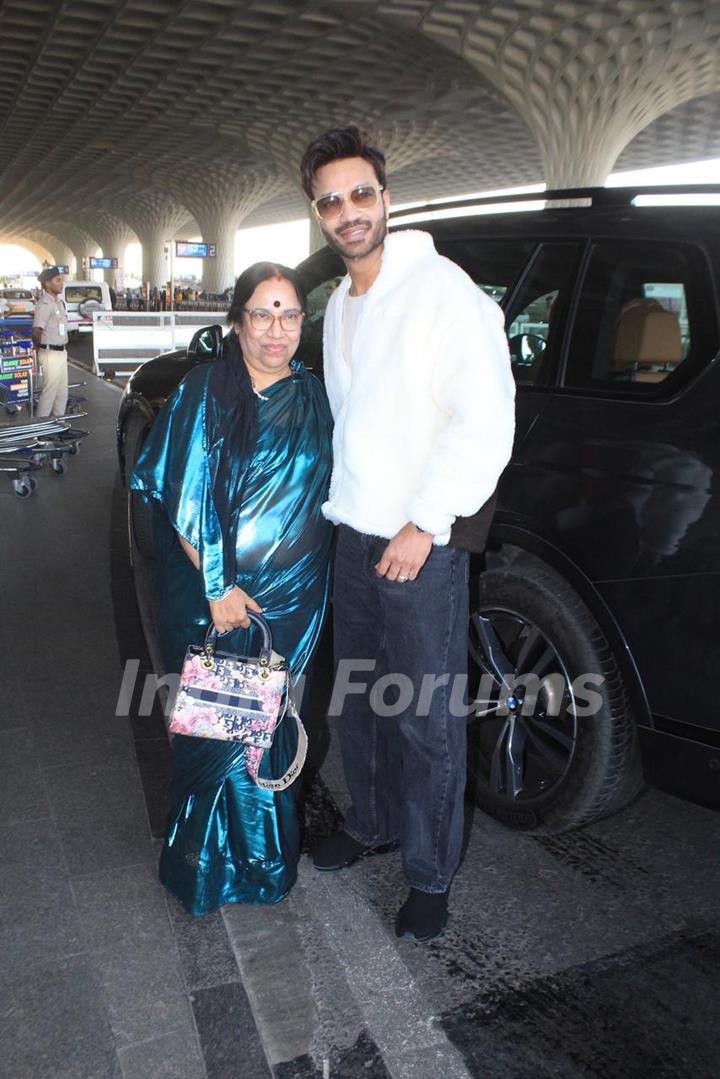 Vicky Jain  snapped with his mother at the Mumbai airport 
