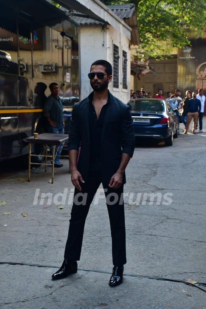 Shahid Kapoor spotted promoting his upcoming film Teri Baaton Main Aise Uljha Jiya on the set of Jhalak Dikhhla Jaa 11