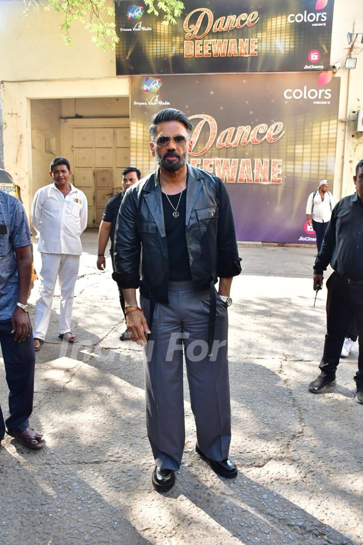 Suniel Shetty spotted on the set of Dance Deewane
