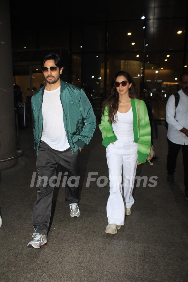 Sidharth Malhotra and Kiara Advani snapped at the airport 
