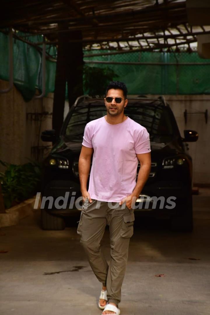 Varun Dhawan snapped in the Juhu