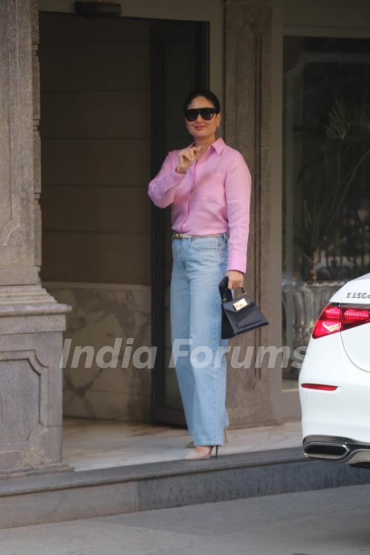 Kareena Kapoor snapped in the city at her father's house