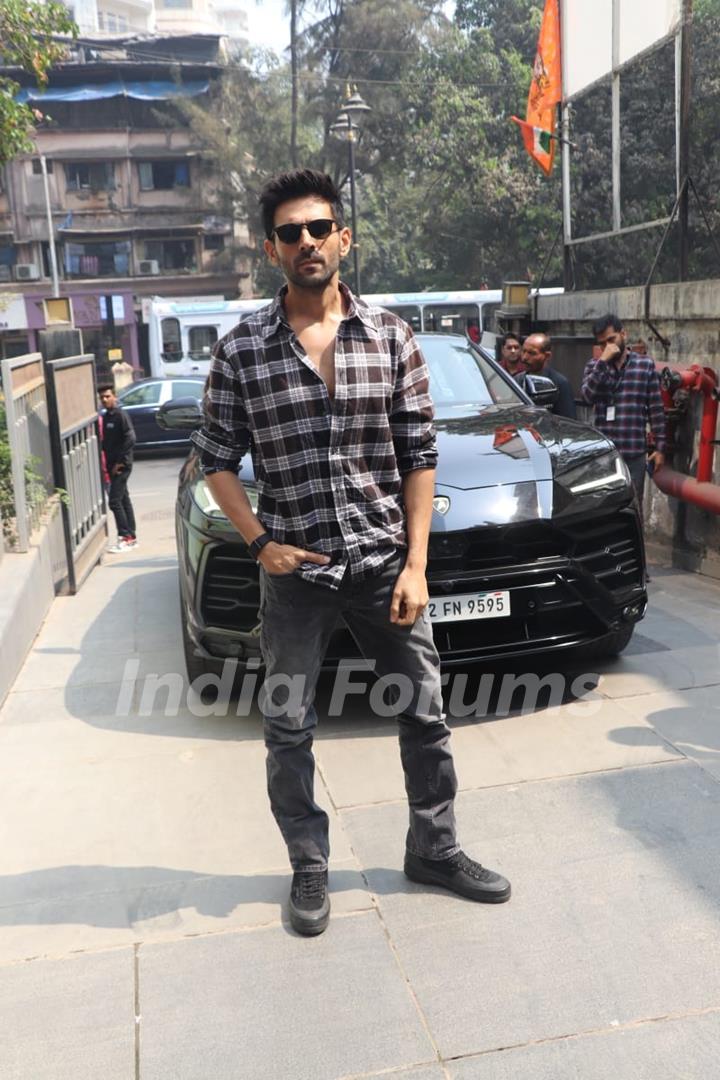 Kartik Aaryan snapped in the city