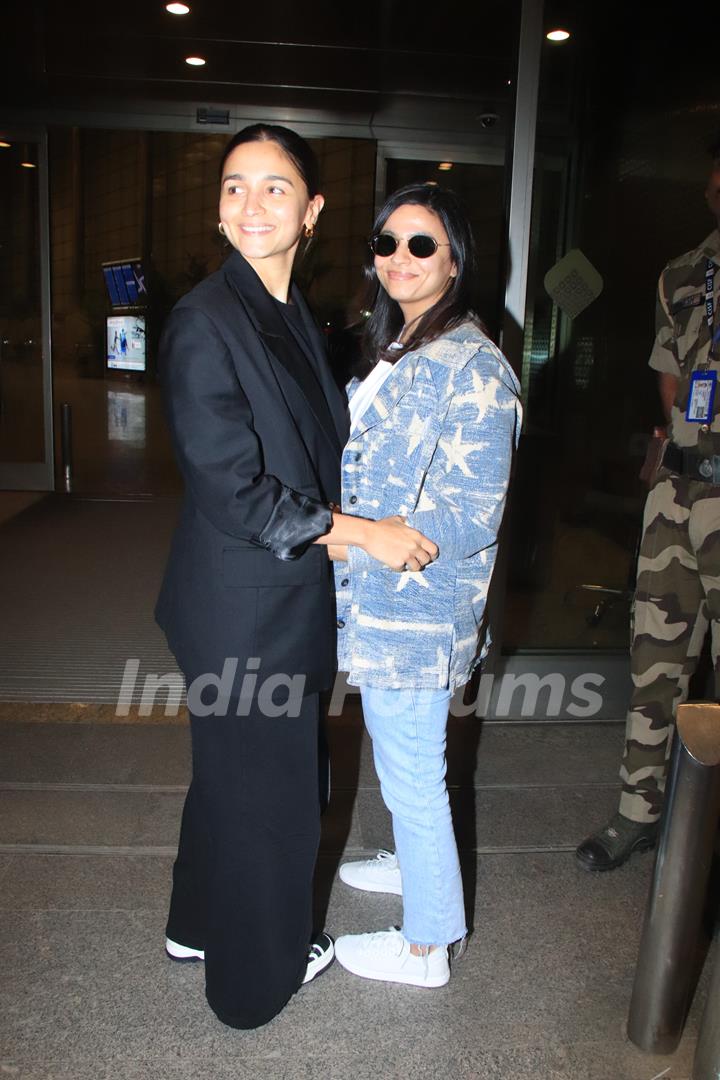 Alia Bhatt and Shaheen Bhatt spotted at the airport