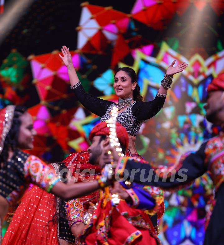 Kareena Kapoor performing at the Filmfare Awards