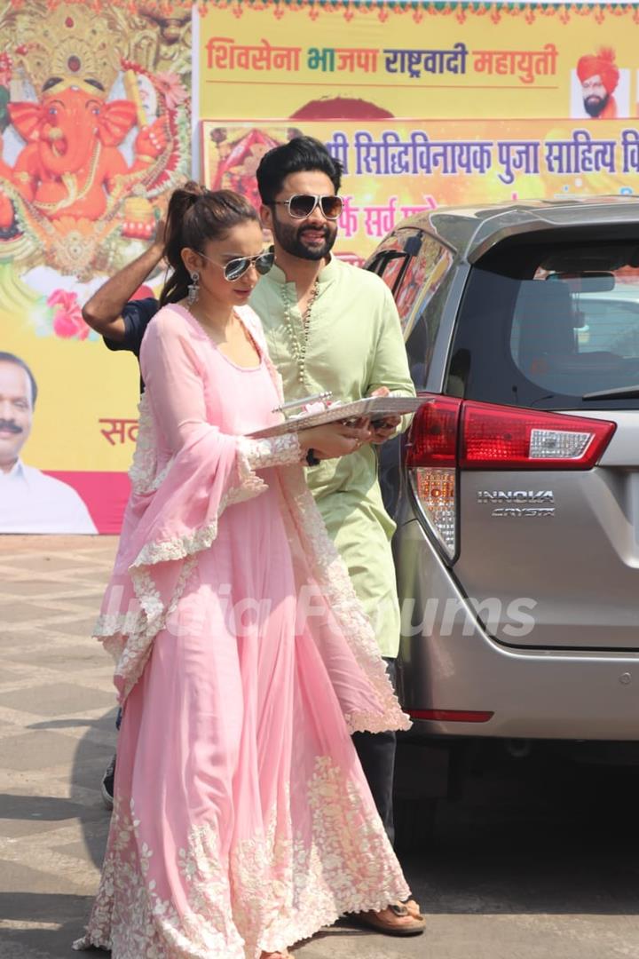 Jackky Bhagnani and Rakul Preet Singh seeks blessing in siddhivinayak temple