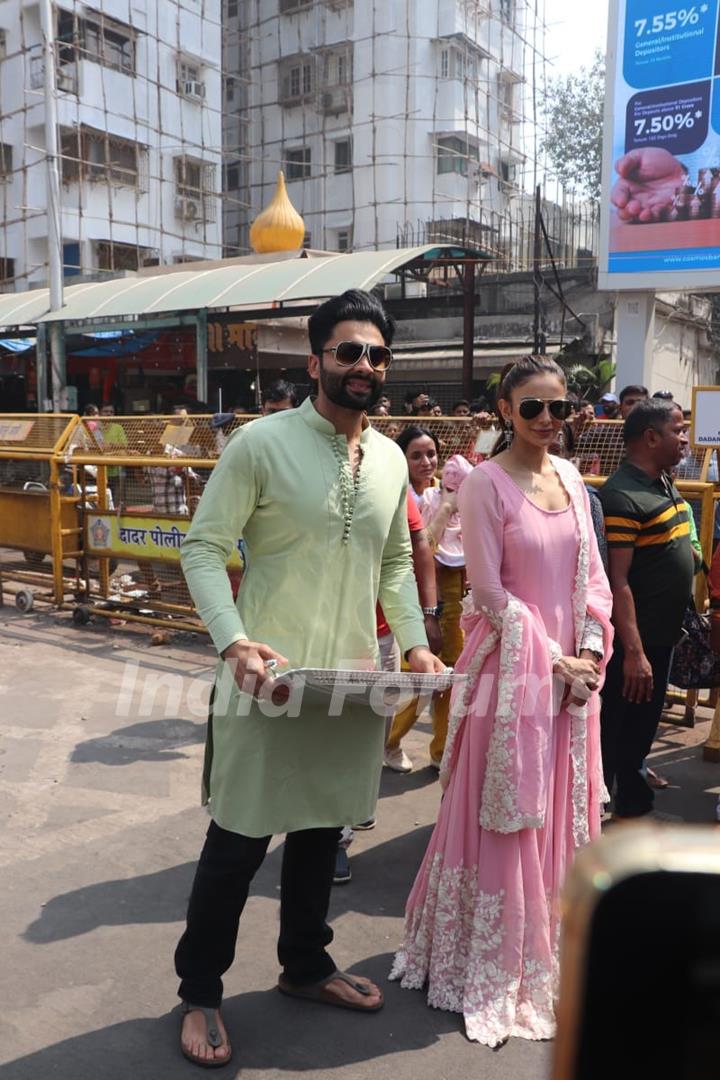 Jackky Bhagnani and Rakul Preet Singh seeks blessing in siddhivinayak temple