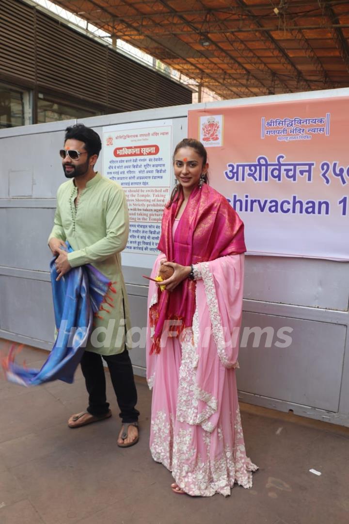 Jackky Bhagnani and Rakul Preet Singh seeks blessing in siddhivinayak temple