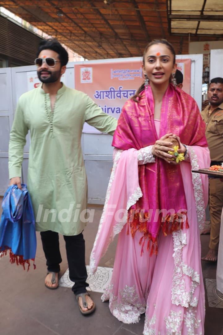 Jackky Bhagnani and Rakul Preet Singh seeks blessing in siddhivinayak temple