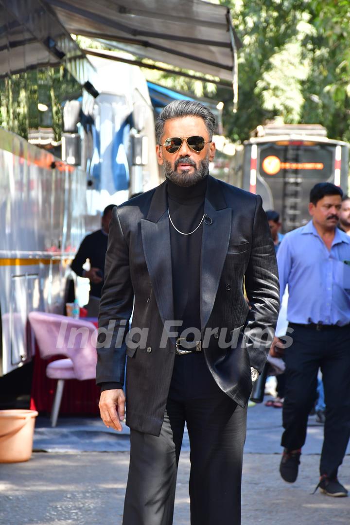 Suniel Shetty snapped on the set of Dance Deewane