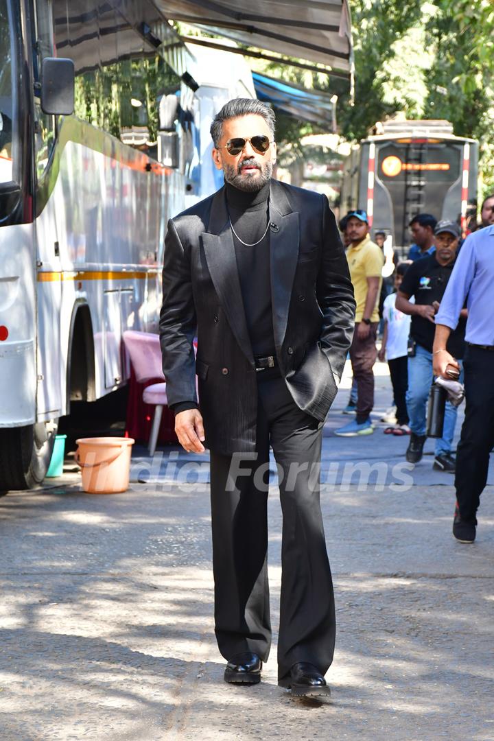 Suniel Shetty snapped on the set of Dance Deewane