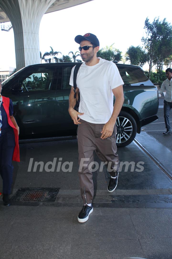 Aditya Roy Kapur snapped at the airport