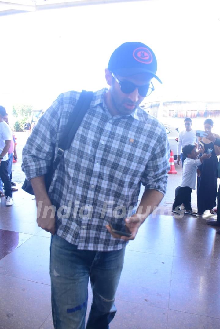 Aditya Roy Kapur spotted at the airport