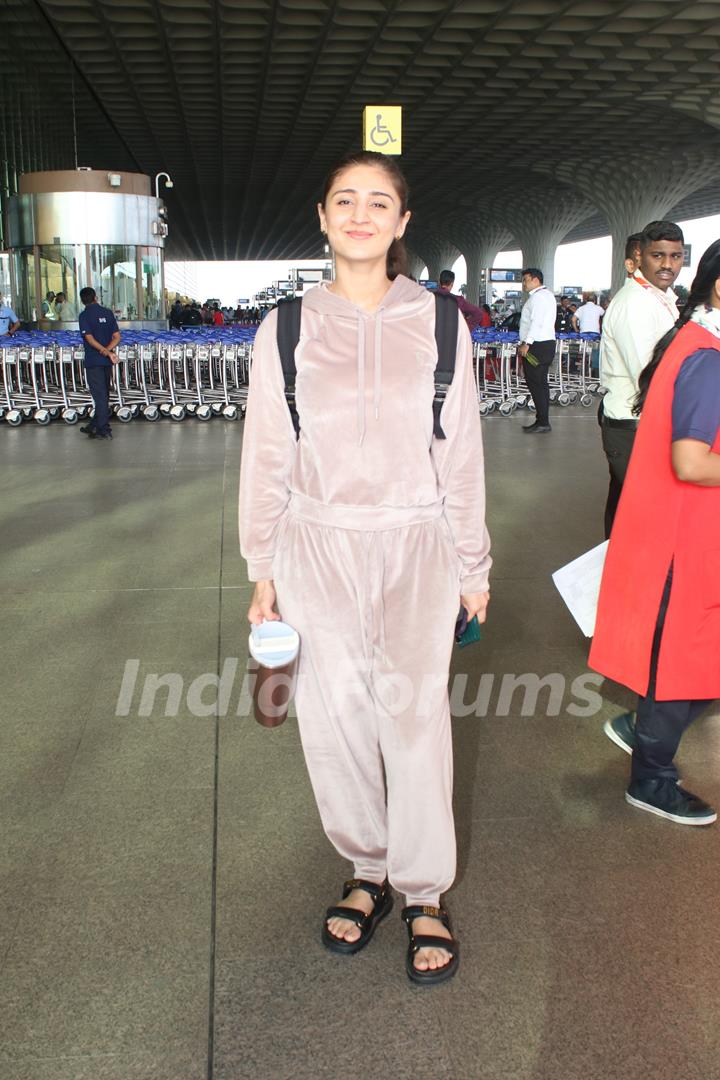 Dhvani Bhanushali spotted at the airport