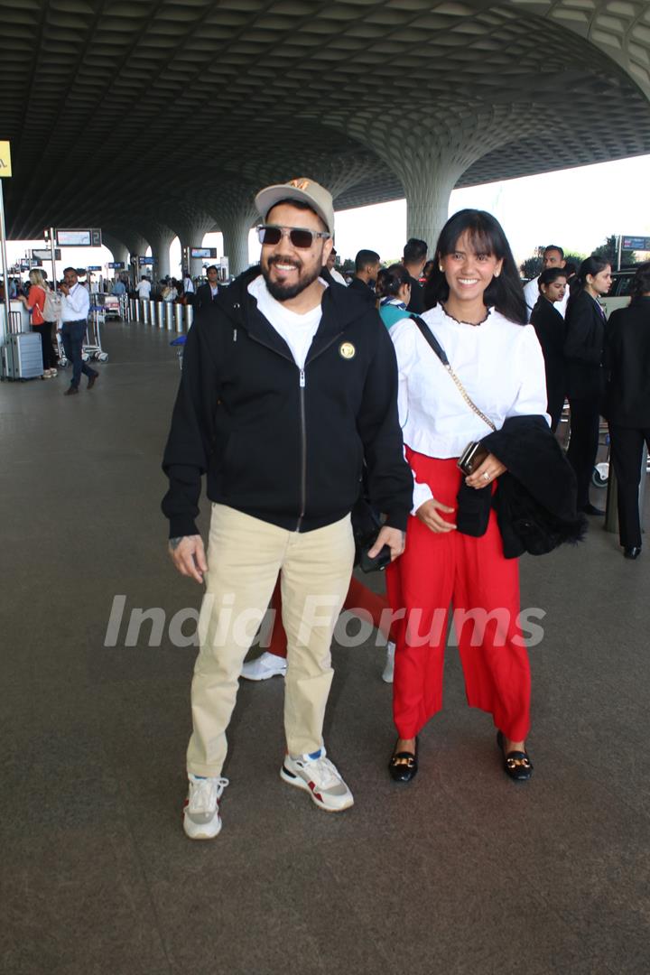 Mika Singh snapped at the Mumbai airport 