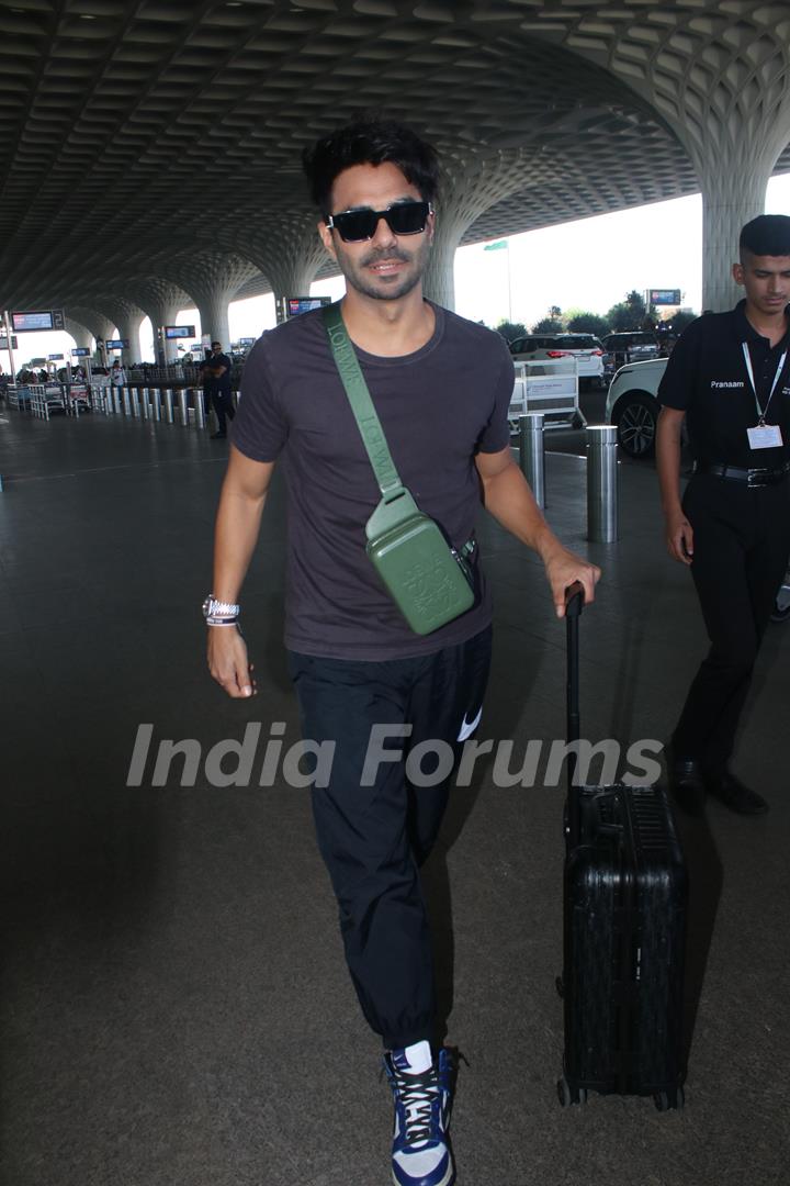 Aparshakti Khurana snapped at the Mumbai airport 