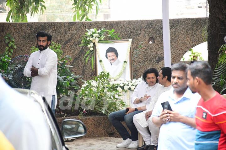 Celebrities attend Pankaj Udhas Funeral