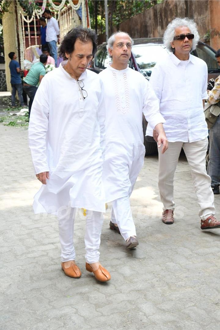 Zakir Hussain attend Pankaj Udhas Funeral