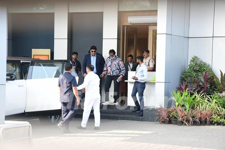 Amitabh Bachchan snapped at the airport