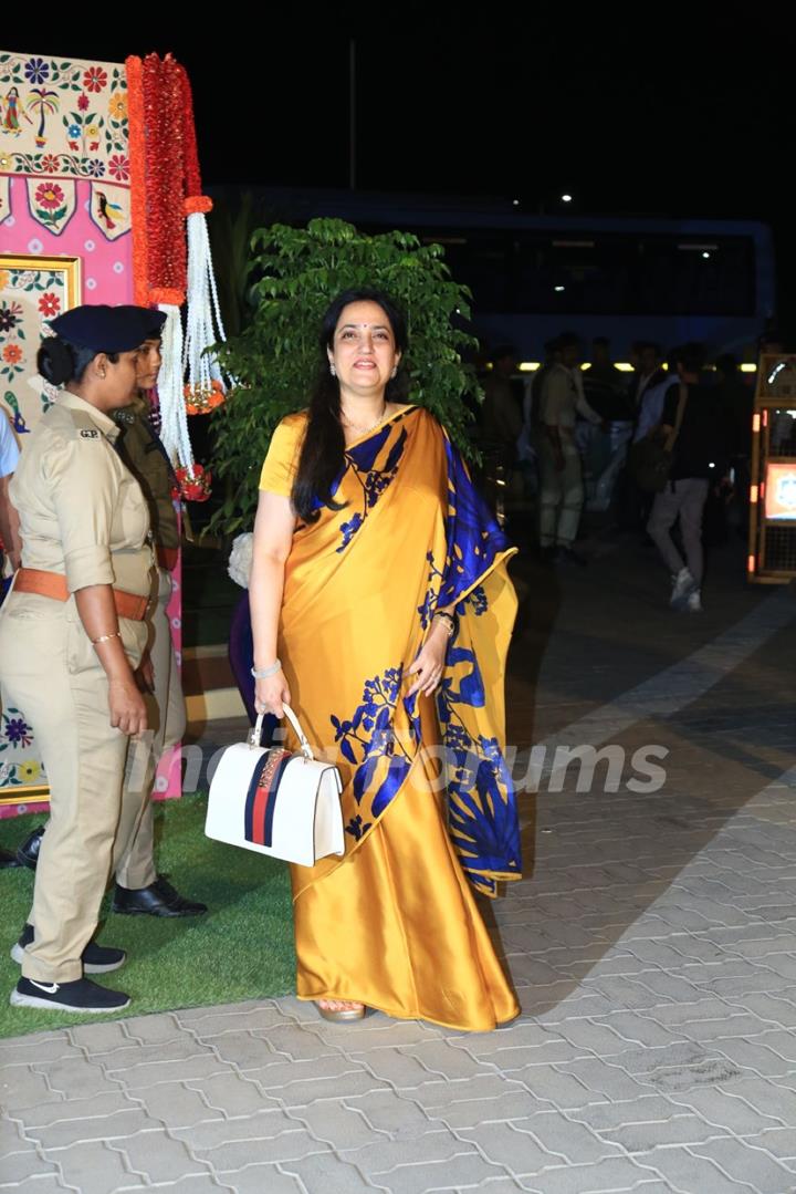Rashmi Thackeray snapped at the Jamnagar airport 