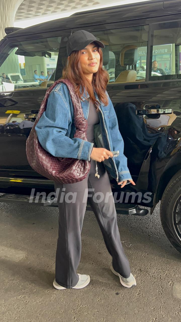Alizeh Agnihotri snapped at the airport