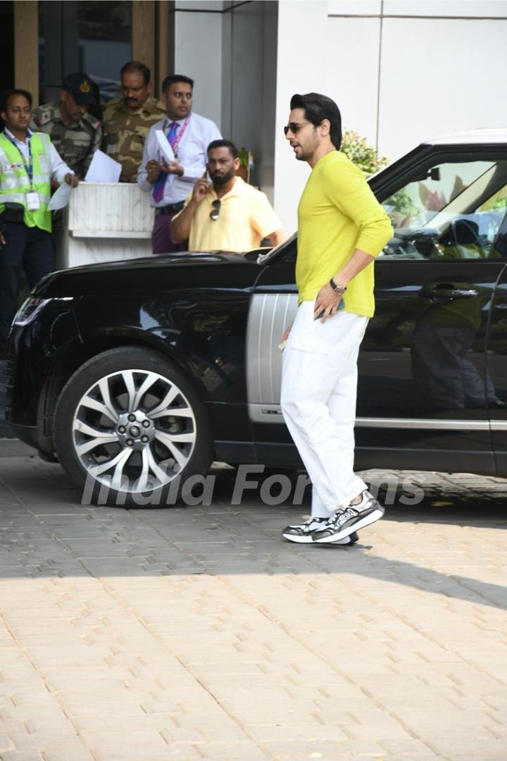 Sidharth Malhotra snapped at the airport