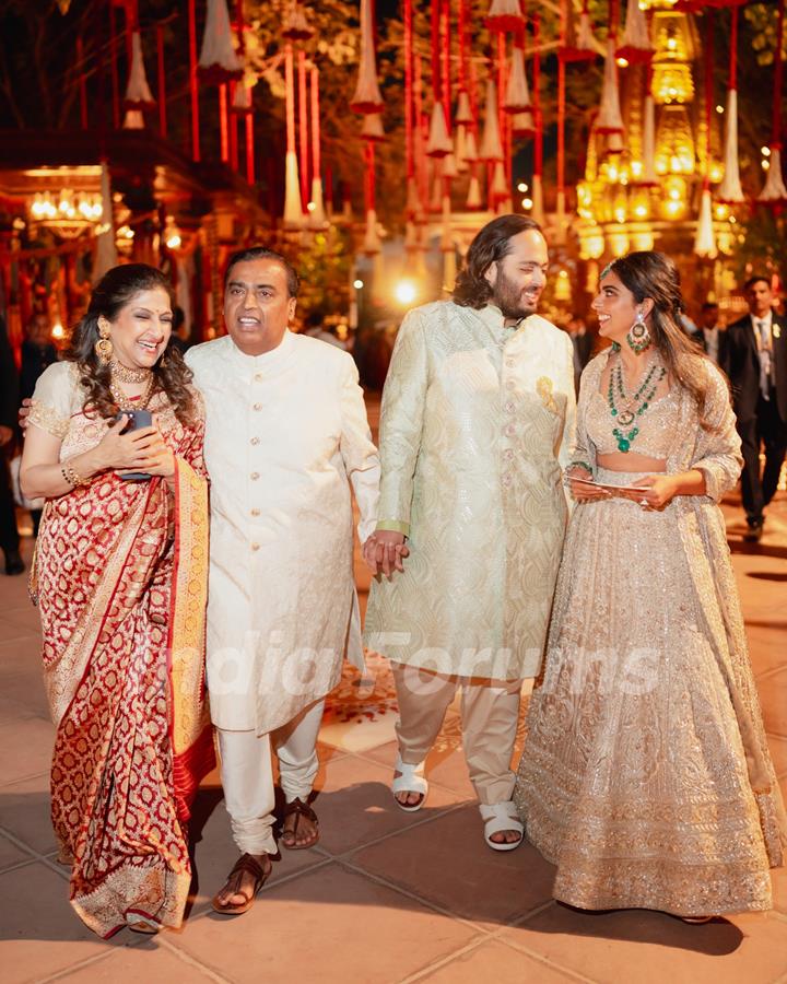 Mukesh Ambani, Isha Ambani and Anant Ambani at Neeta Ambani at Anant Ambani and Radhika Merchant's pre wedding festivities day 3