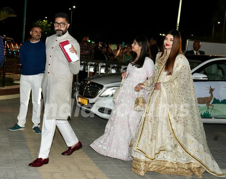 Abhishek Bachchan and Aishwarya Rai Bachchan spotted at Jamnagar airport