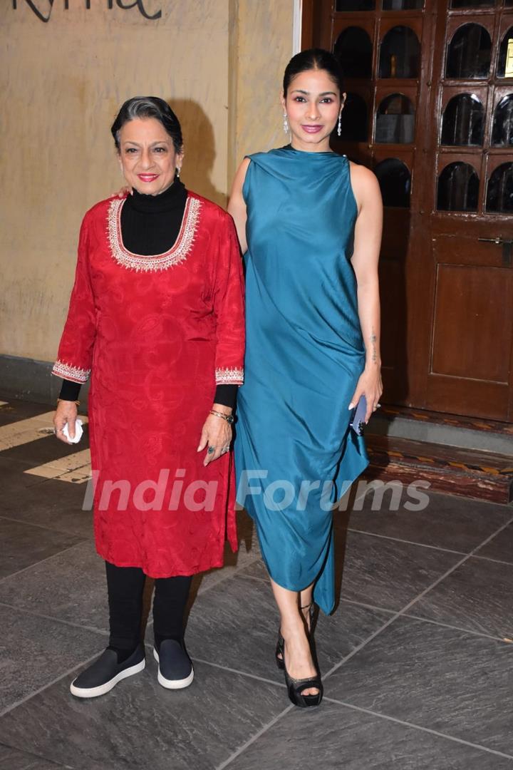 Tanuja Mukerji snapped at Tanisha Mukherjee Birthday