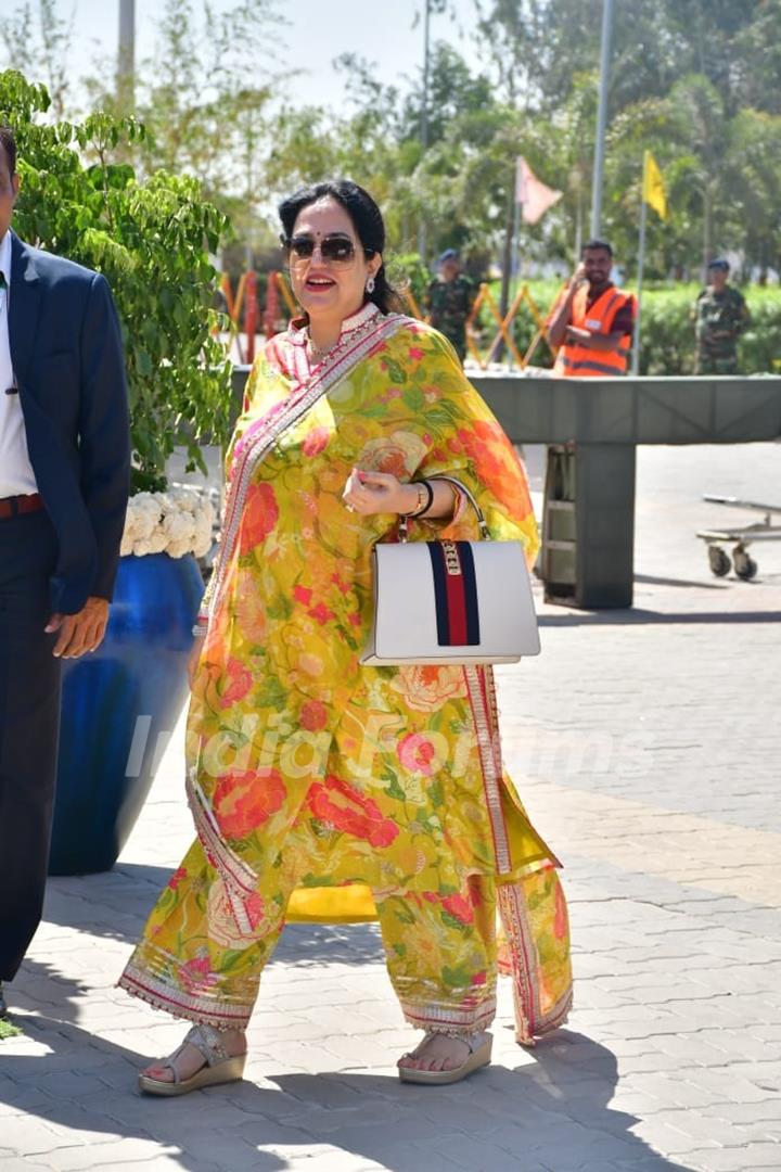 Rashmi Thackeray snapped at the Jamnagar airport