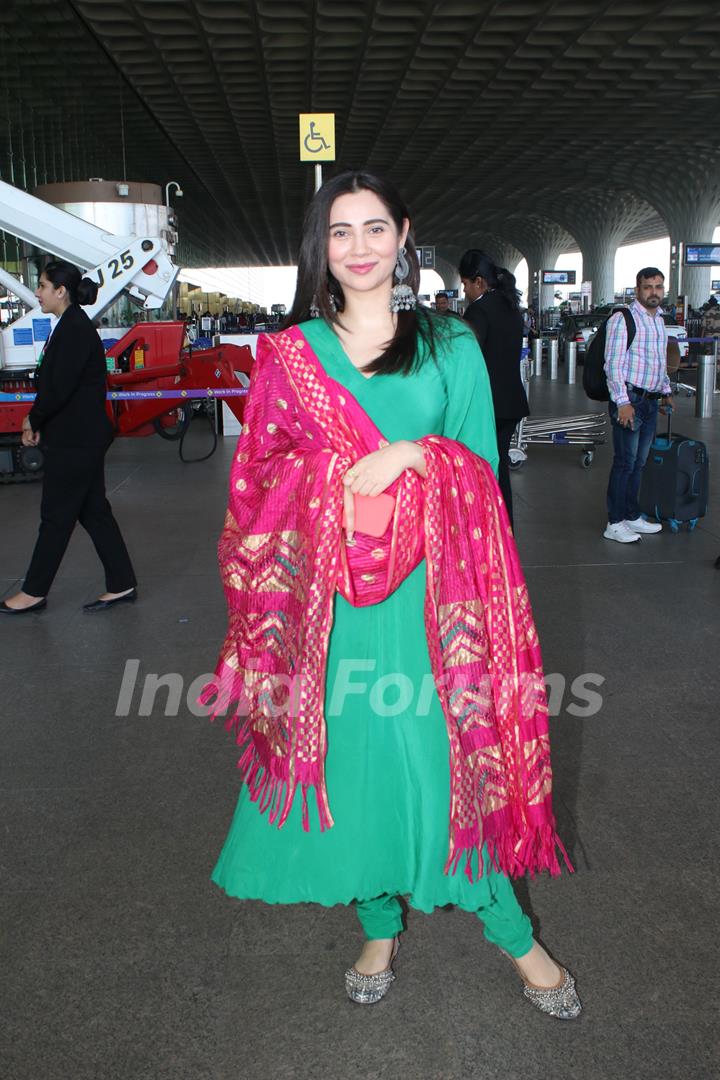 Zara Khan spotted at the airport