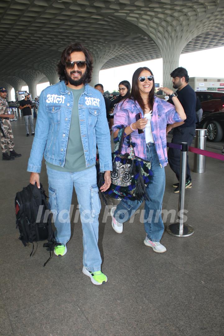 Genelia Deshmukh and Riteish Deshmukh spotted at the airport