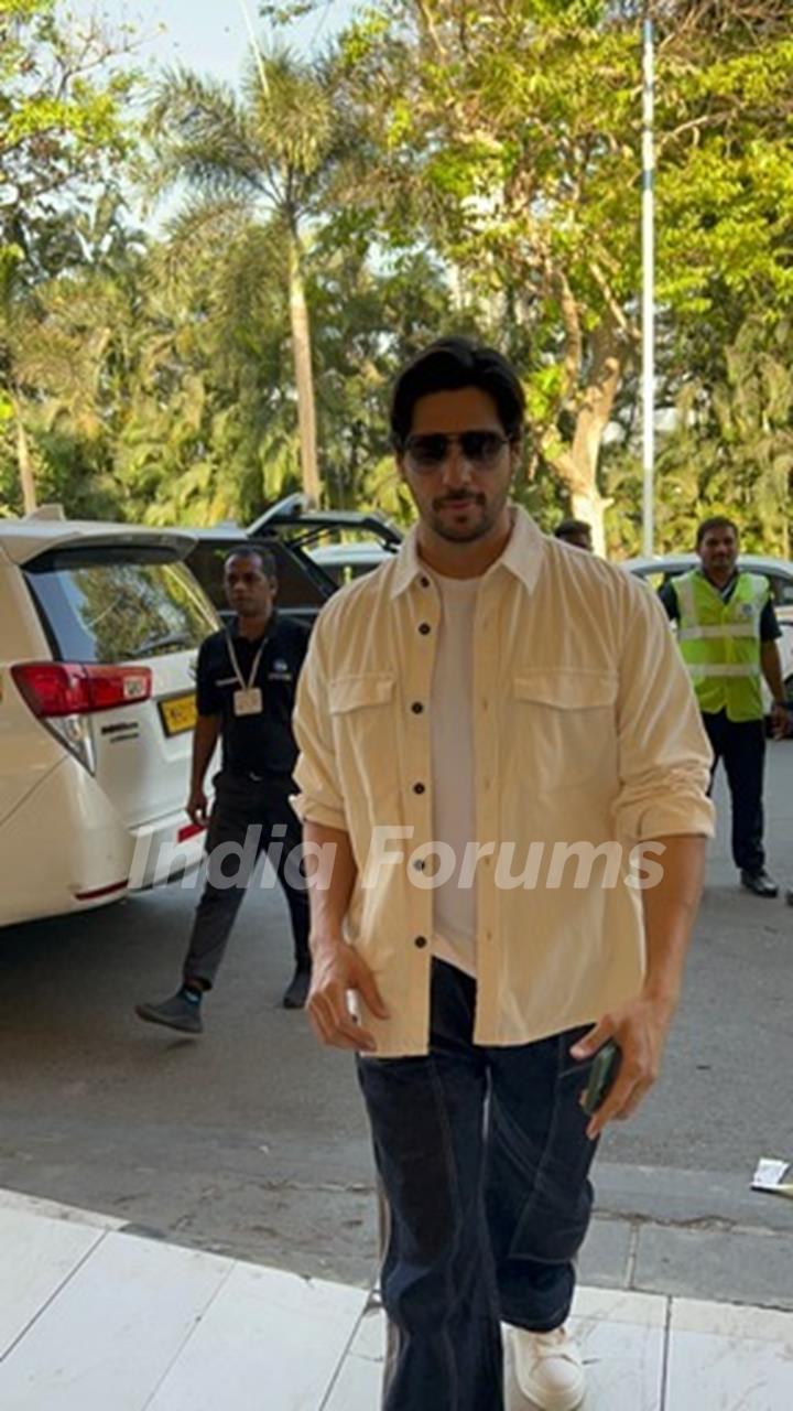Sidharth Malhotra spotted at the airport