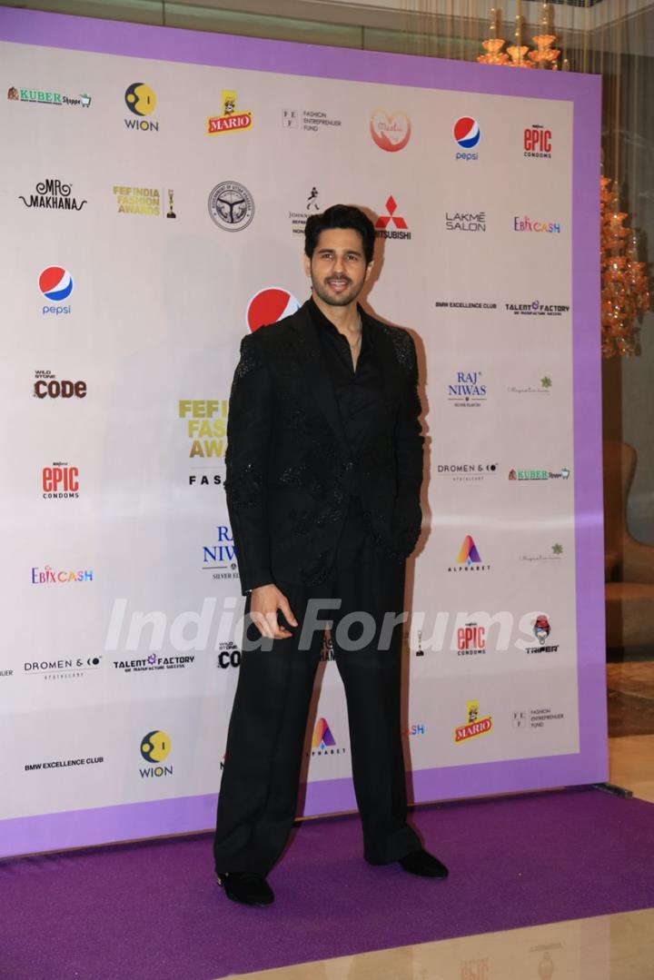 Sidharth Malhotra and Disha Patani snapped at FEF India Fashion Awards