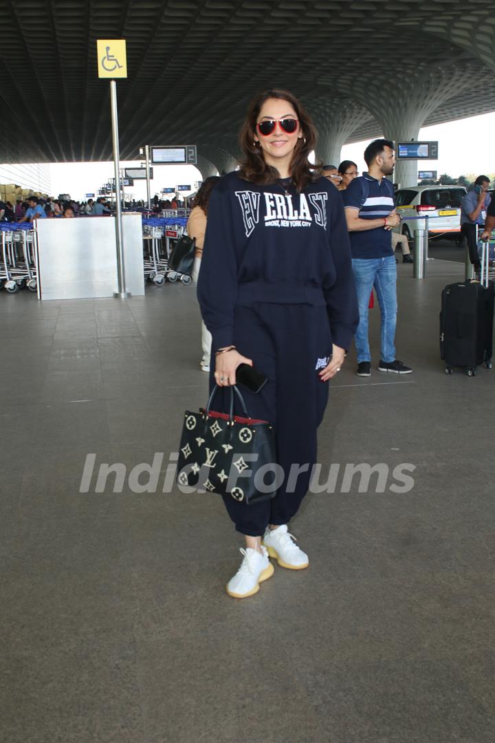 Isha Koppikar snapped at the airport