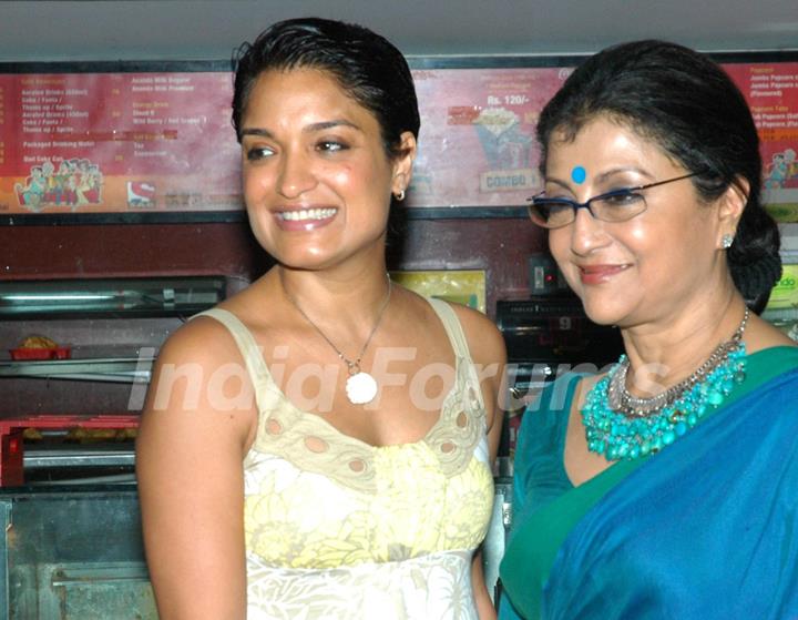 Aparna Sen and Sandhya Mridul in the premiere of the movie The Japanese Wife