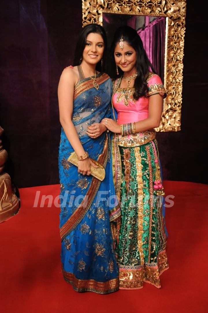 Pooja Gaur and Hina Khan at STAR Parivaar Awards 2010