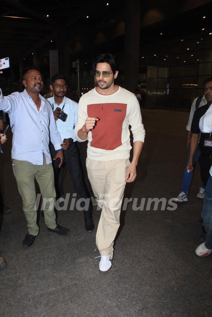 Sidharth Malhotra snapped at the airport