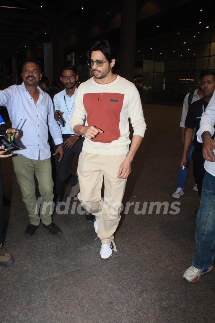 Sidharth Malhotra snapped at the airport